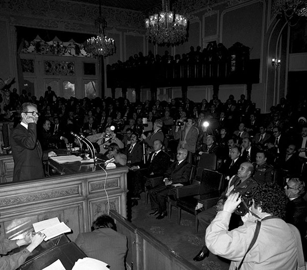 عکس مربوط به سخنرانی شاپور بختیار در روز 21 دی ماه 1357 هنگام معرفی اعضای هیات دولت و برنامه پیشنهادی در جلسه علنی مجلس شورای ملی است.