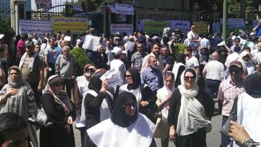 یکی از تجمعات اعتراضی سپردهگذاران کاسپین در برابر بانک مرکزی ایران