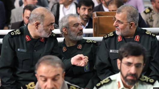 از چپ؛ حسین سلامی فرمانده کل سپاه، علی فدوی جانشینش، و محمد پاکپور فرمانده نیروی زمینی. قرارگاههای ۱۰گانه زیر نظر محمد پاکپور فعالیت میکنند
