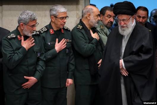 فرماندهان ارشد سپاه که در زمان قاسم سلیمانی، زیر سایه محبوبیت او قرار داشتند، حالا خود را بالاتر از قاآنی و نیروی قدس میبینند.