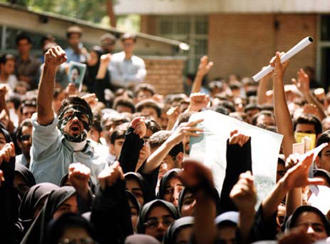 یک صحنه از تظاهراتی در روز ۱۸ تیر ۱۳۷۸ یک صحنه از تظاهراتی در روز ۱۸ تیر ۱۳۷۸
