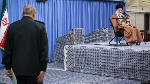 تصویری از سخنرانی رهبر جمهوری اسلامی در روز ۶ آذر ۹۸ که از سرکوب اعتراضها ابراز رضایت کرد