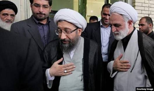 محسنی اژهای (راست) در کنار صادق لاریجانی رئیس اسبق دستگاه قضایی