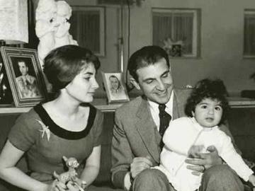 اردشیر زاهدی در کنار دختر و همسرش. عکس پدرش فضل الله زاهدی و پدرهمسرش محمدرضا شاه روی کنسول پشت سر دیده می‌شود